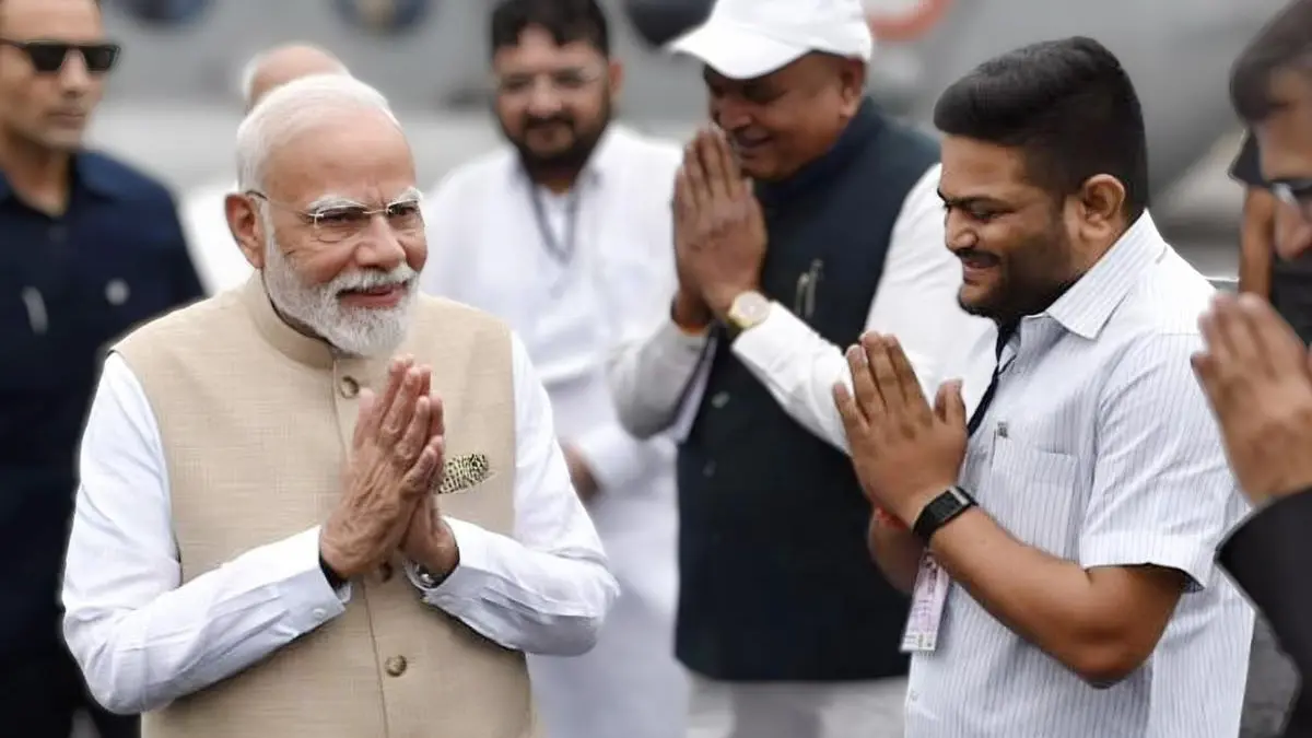 hardik-patel-greets-pm-modi-in-ahmedabad-gujarat-at-helipad-shares-on-social-media-592464