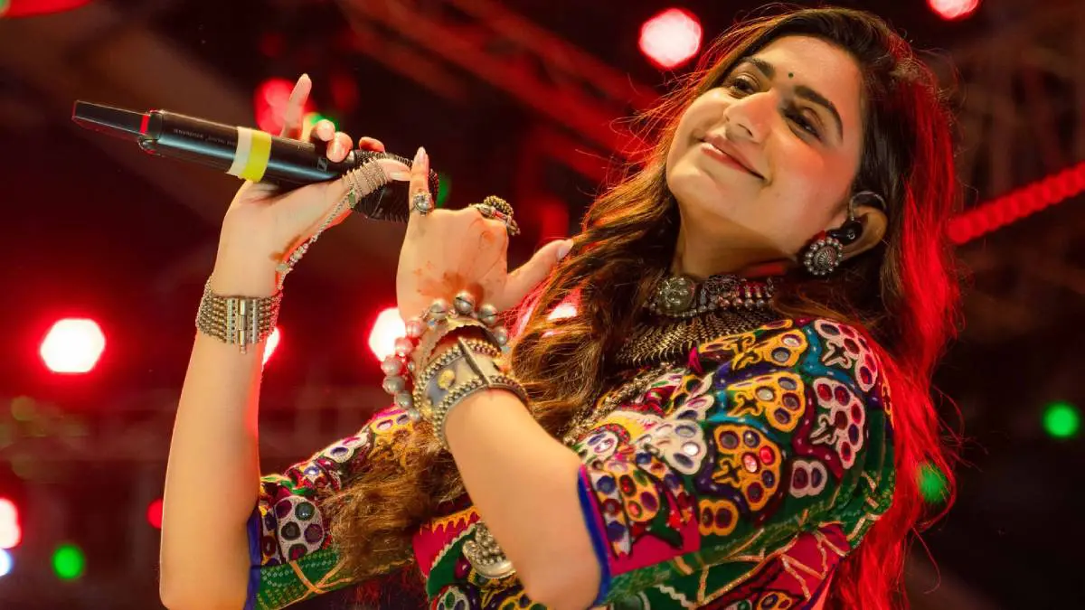 Yashvi Navratri 2025: સુરતમાં વિશાળ AC ડોમમાં કિંજલ દવેના તાલે ખેલૈયાઓ ગરબે ઘુમશે, બૉલિવૂડ એક્ટ્રેસ કરિશ્મા તન્ના એન્કરિંગ કરશે