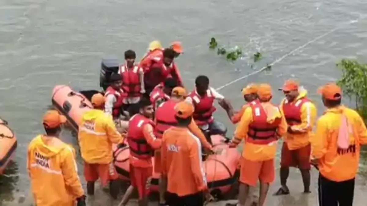 mehsana-ndrf-rescued-7-people-with-tractor-trapped-on-sabarmati-riverbanks-after-dharoi-dam-release-590887