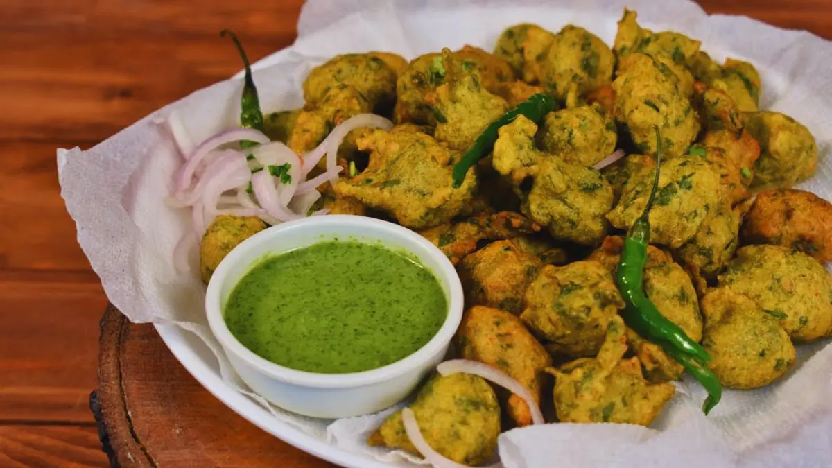 bhajiya-recipe-how-to-make-crispy-palak-and-methi-na-gota-at-home-593654