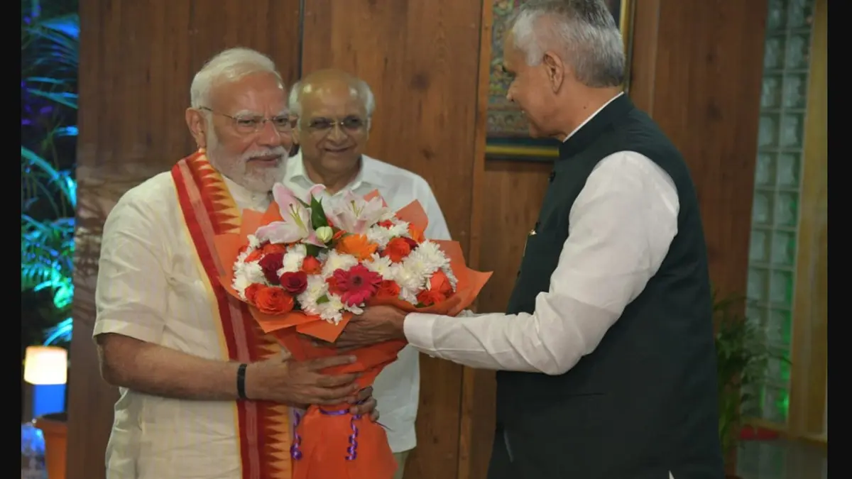 prime-minister-narendra-modi-was-warmly-welcomed-by-governor-acharya-devvratji-at-raj-bhavan-591706
