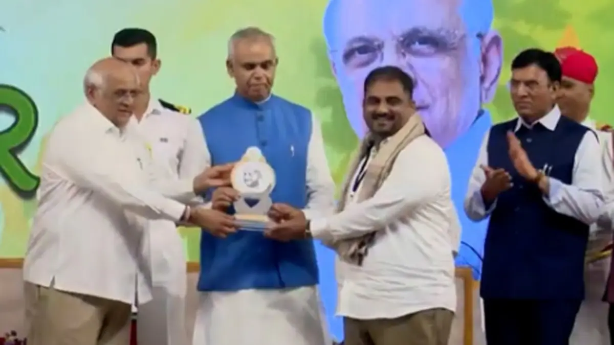porbandar-ketanbhai-gajjar-honored-by-the-governor-and-chief-minister-of-gujarat-lowered-the-hanging-tanker-in-just-20-minutes-586252