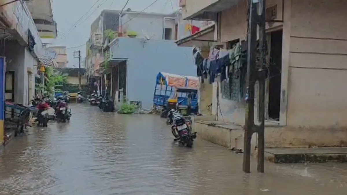 rainy-weather-in-navsari-districtalkapuri-maruti-nagar-and-vanganga-society-flooded-587694