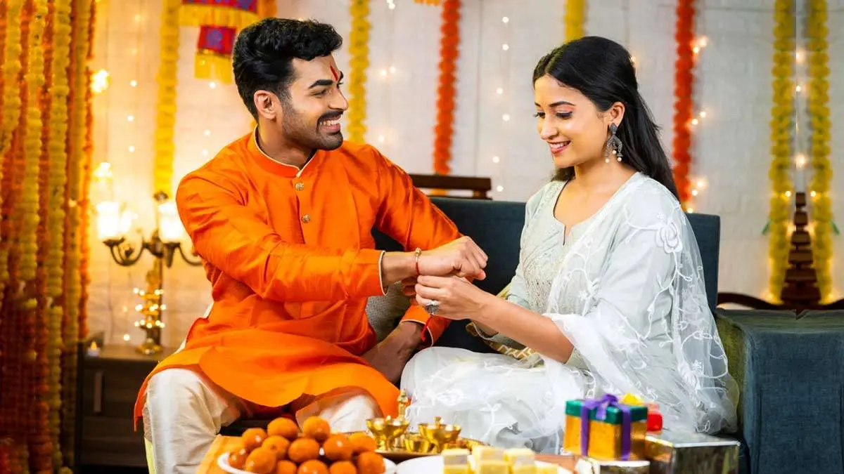raksha-bandhan-2025-vidhi-and-niyam-for-tying-rakhi-to-brother-581911
