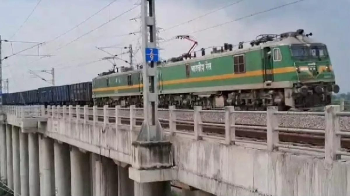 Railways News: રેલવેએ 7 એન્જિન, 354 વેગન સાથે 4.5 કિમી લાંબી સુપરલોંગ રુદ્રાસ્ત્ર માલગાડી દોડાવી રેકોર્ડ બનાવ્યો, જુઓ વીડિયો