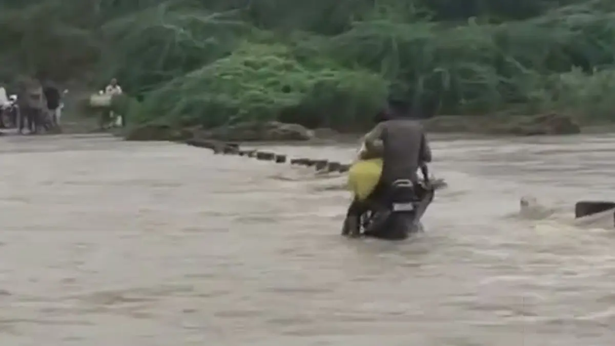 Sabarkantha Rain: સાબરકાંઠામાં ઉપરવાસમાં ભારે વરસાદ બાદ મેશ્વો નદી બે કાંઠે, ડીપ બ્રિજ પાણીમાં ગરકાવ થતા વાહનવ્યવહાર બંધ