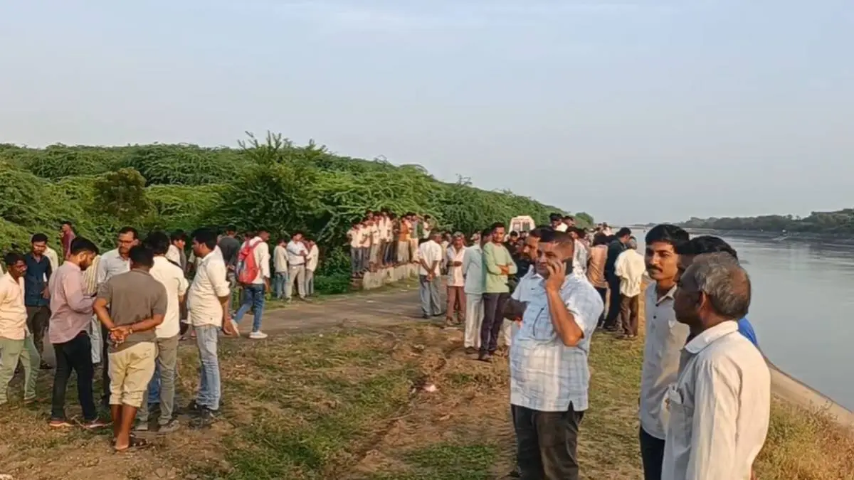 kheda-news-eeco-car-fall-into-narmada-canal-near-salod-village-at-kapadvanj-581231