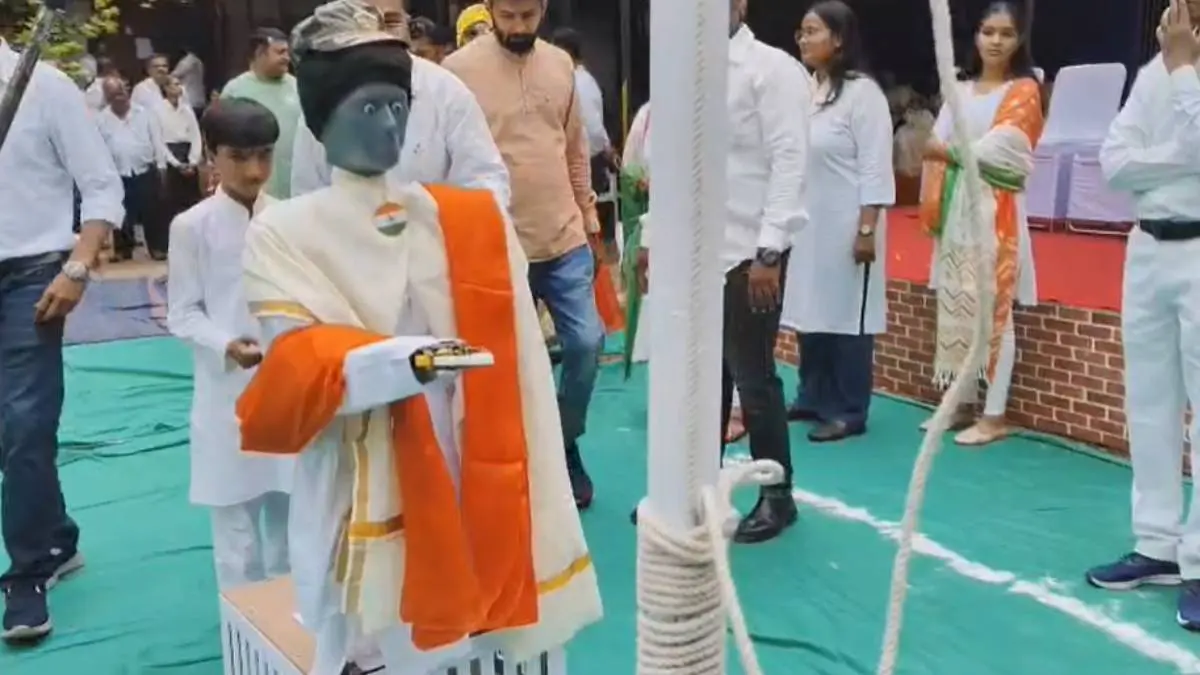 vadodara-news-robot-made-by-students-hoisted-the-national-flag-on-independence-day-585912