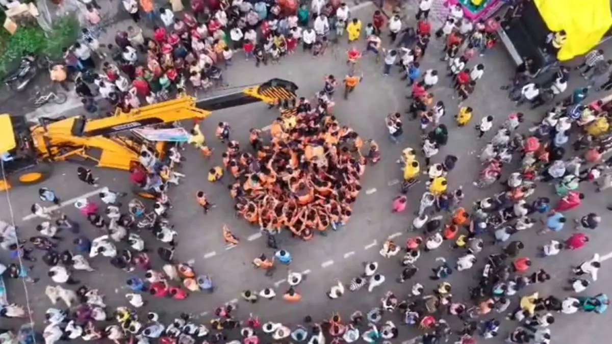vadodara-news-dahi-handi-matki-fod-program-by-govinda-drone-visual-587122