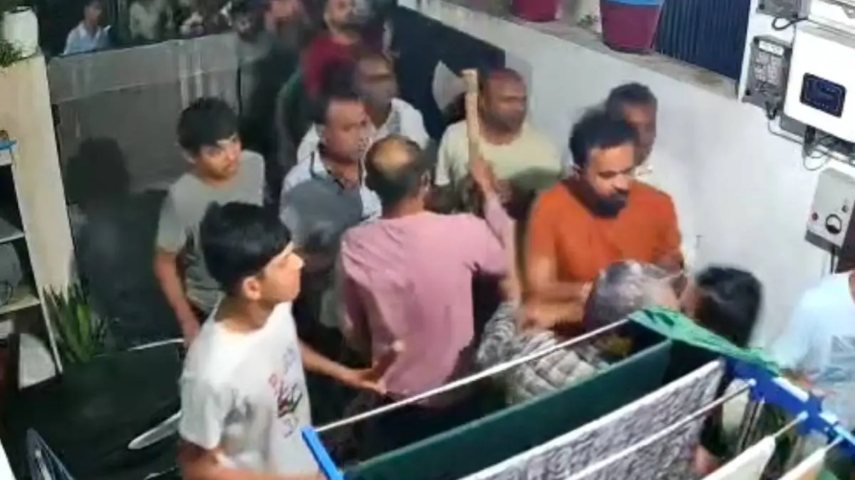rajkot-news-dabhi-and-rathod-family-clash-in-navagam-anandpar-village-4-injured-592210