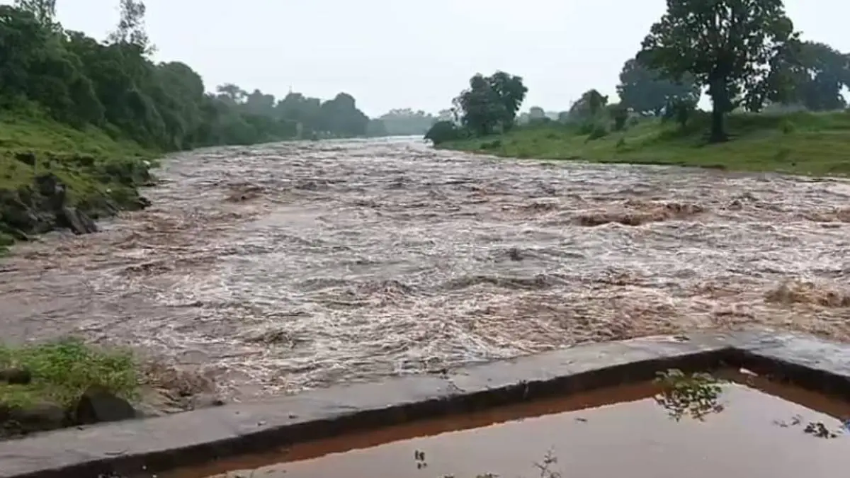 surat-news-7-inched-rain-in-last-4-hours-across-the-umarpada-taluka-water-logging-593391