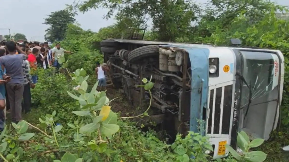surat-news-st-bus-turn-turtle-near-nandida-village-of-bardoli-5-passengers-injured-594354