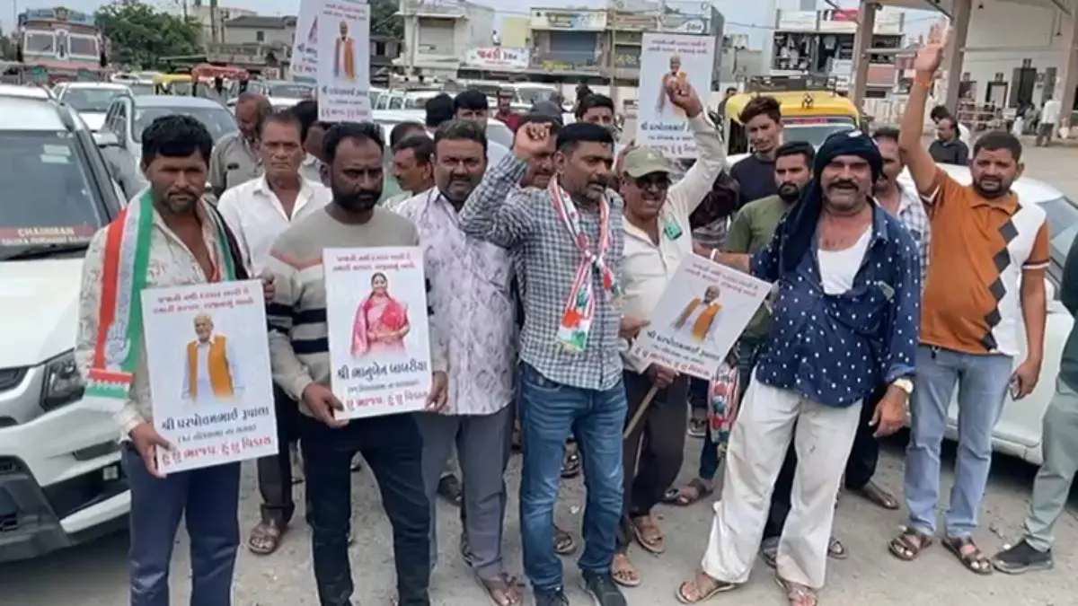 rajkot-news-slogan-raise-against-parshottam-rupala-and-bjp-over-road-issue-by-congress-594942