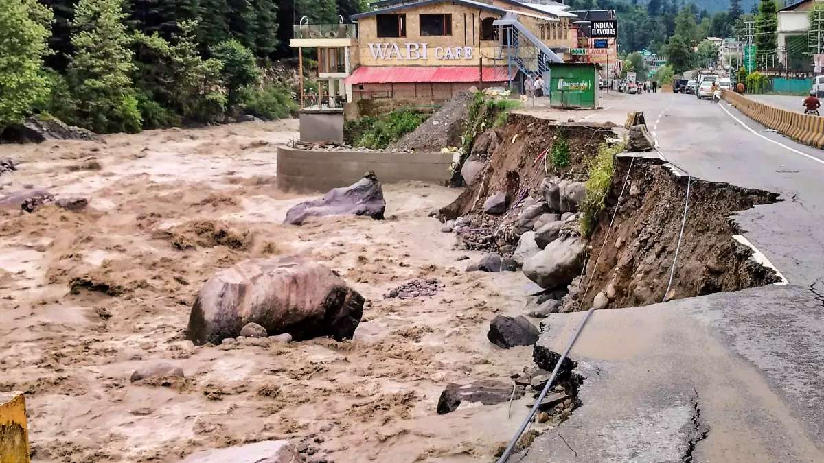 Shimla Floods: હિમાચલ પ્રદેશમાં કુદરતે કાળો કેર વર્તાવ્યો, પૂર અને ભૂસ્ખલનને કારણે 320 લોકોના મોત; પરિસ્થિતિ વધુ ખરાબ બની