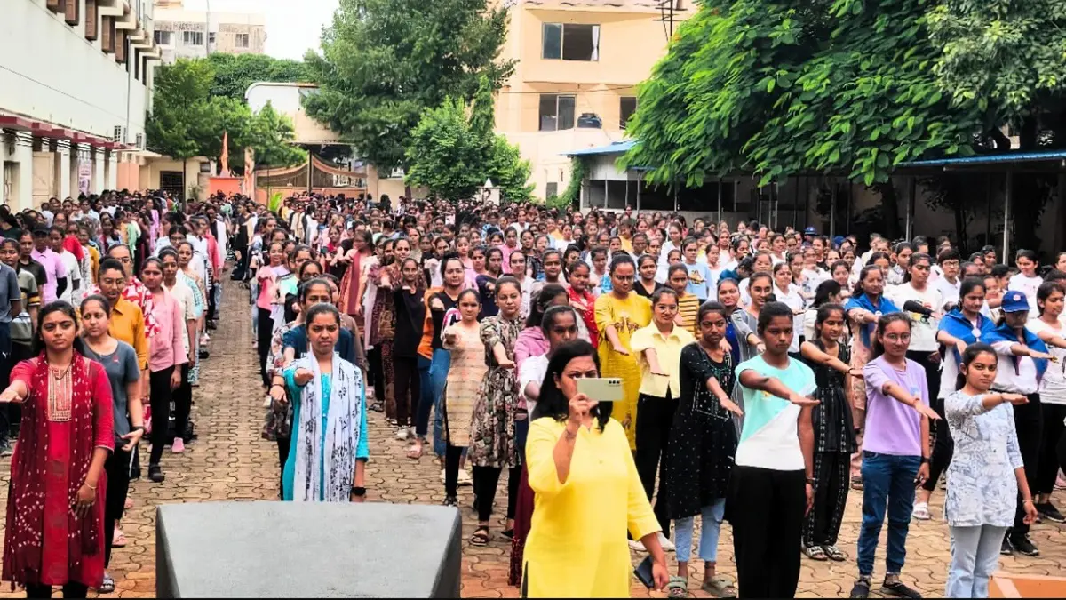 national-sports-day-2025-1200-girls-of-shri-sadhguru-womens-college-took-pledge-under-fit-india-movement-593917