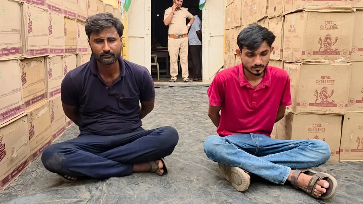 surendranagar-gandhinagar-smc-team-seizes-foreign-liquor-worth-rs-2-08-crore-from-rajkot-ahmedabad-highway-586479