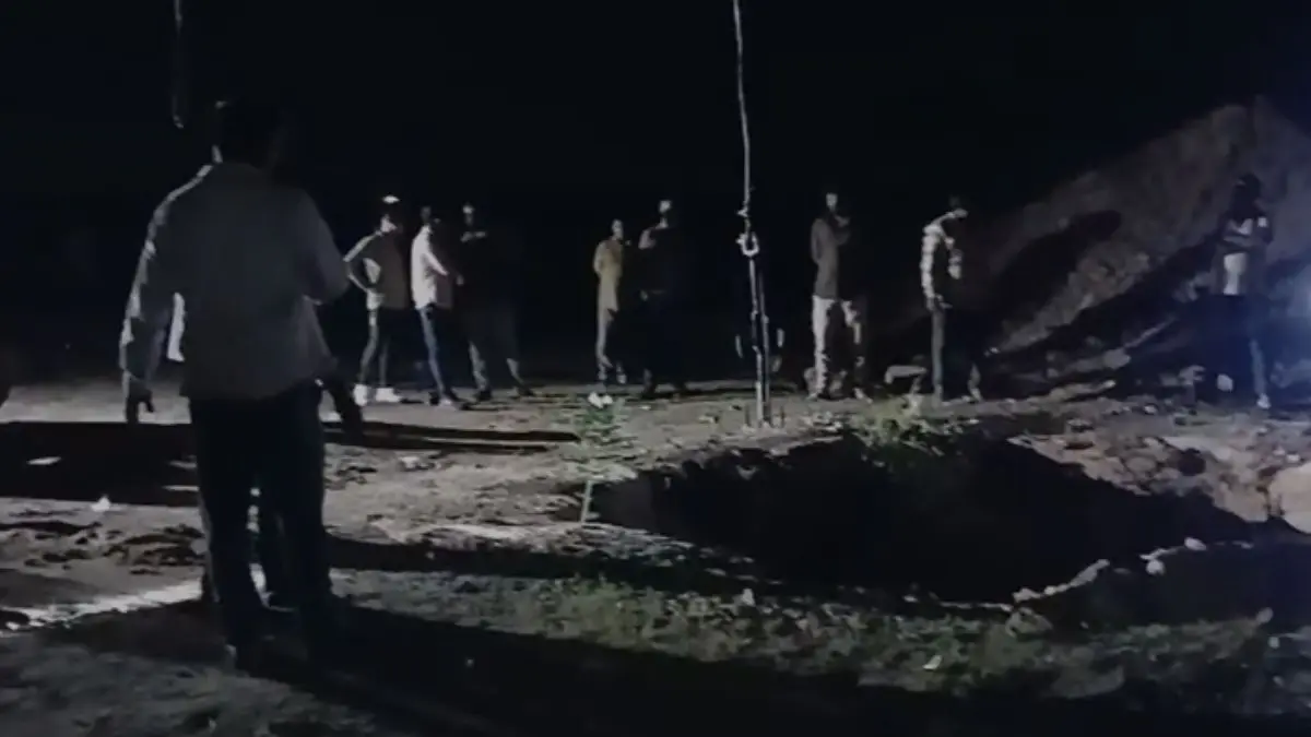 surendranagar-illegal-mining-in-khakharala-youth-dies-after-loader-falls-into-well-581271