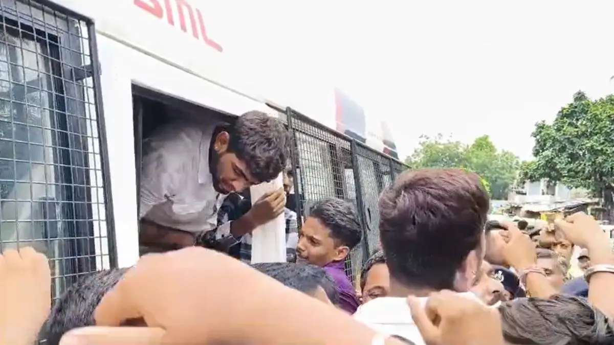 ahmedabad-seventh-day-school-tension-escalates-nsui-and-students-protest-police-brutality-clash-with-cops-589295