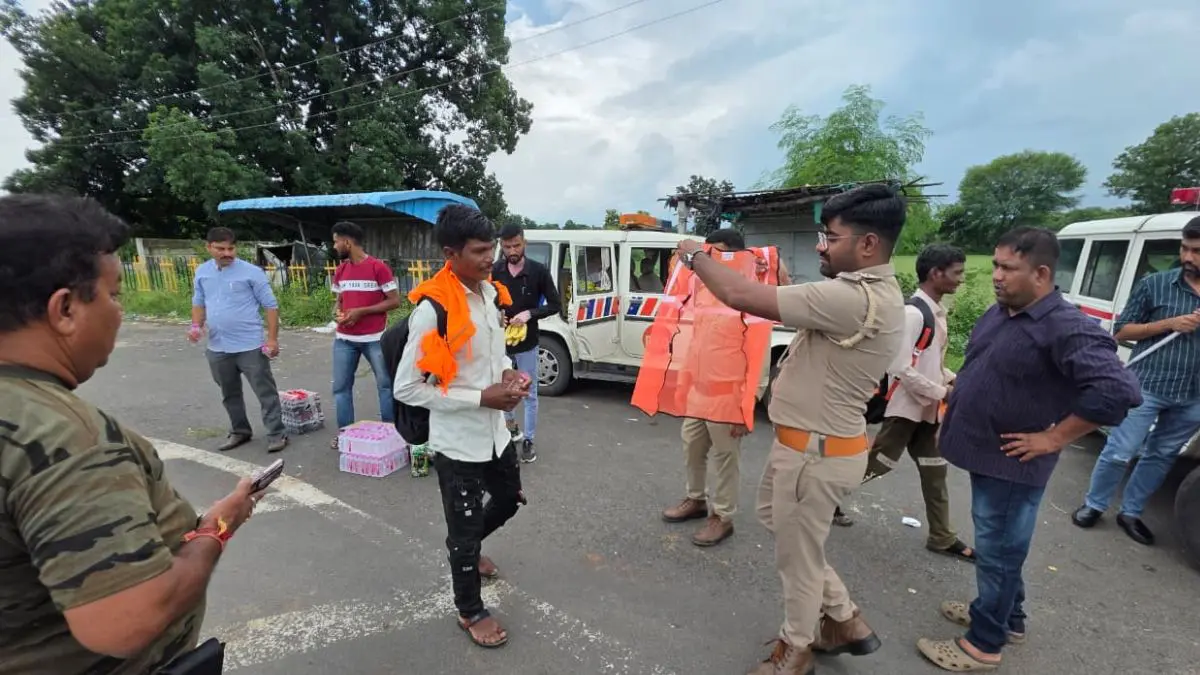 ambaji-bhadarvi-poonam-2025-mahisagar-rto-distributes-radium-jackets-for-pilgrim-safety-593856