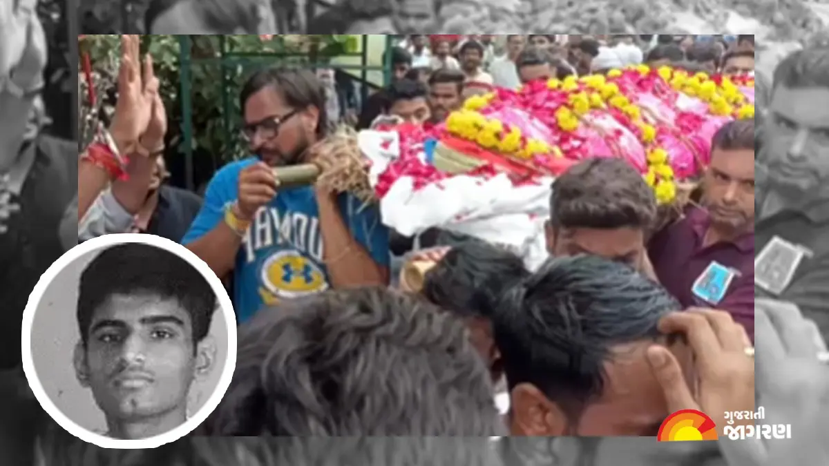 Ahmedabad School Murder: પોલીસ કાફલા સાથે વિદ્યાર્થીની અંતિમયાત્રા સ્કૂલે પહોંચી, 2 હજારથી વધુ લોકો જોડાયા