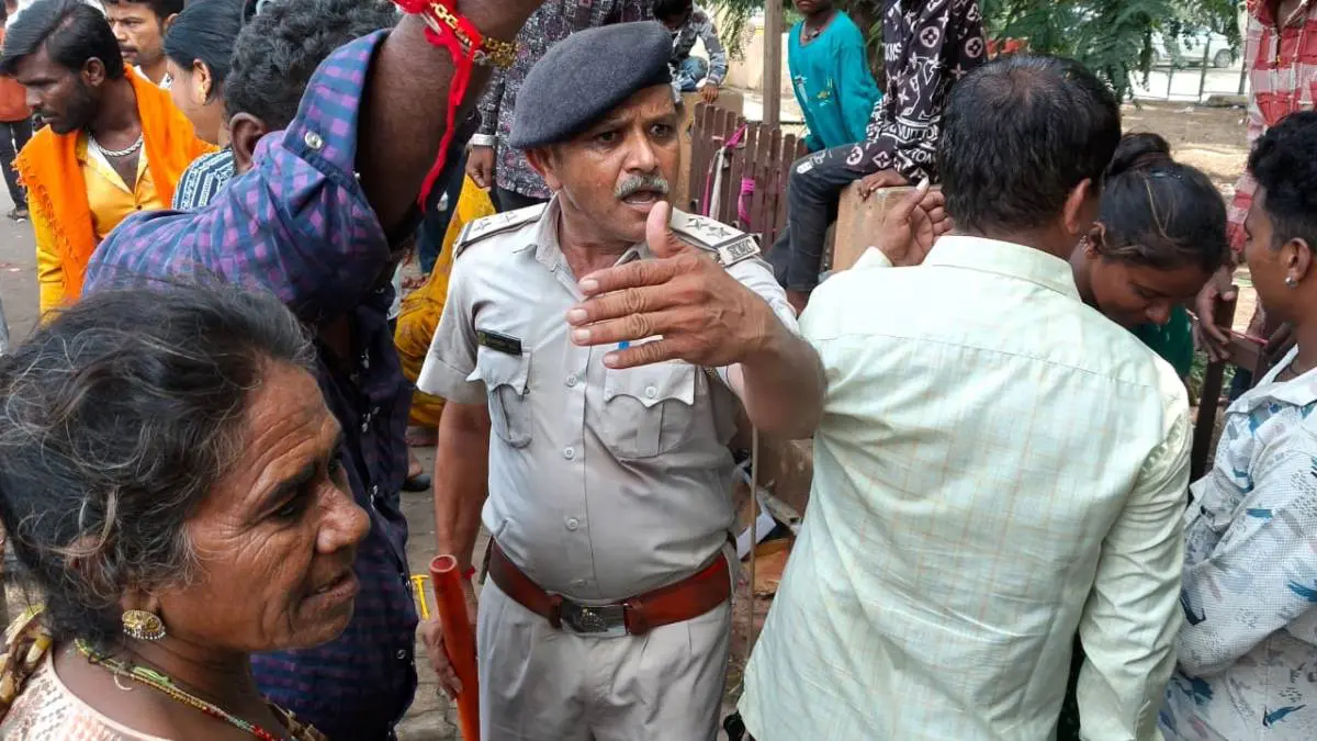 rajkot-news-huge-uproar-by-ousting-the-patharnawala-from-lok-mela-588233