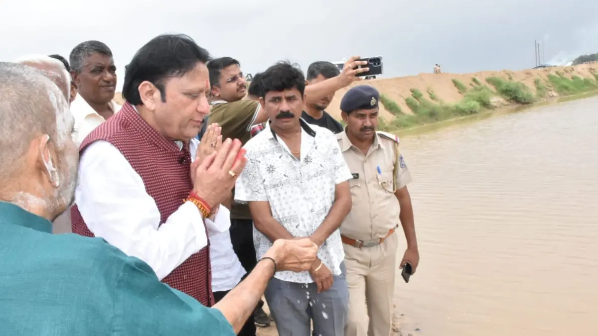 patan-news-cabinet-minister-balvantsinh-rajput-welcomes-new-water-in-saraswati-river-at-sidhpur-578652