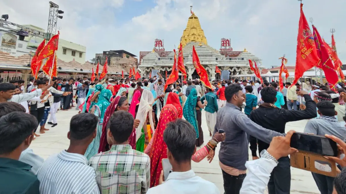 ambaji-bhadarvi-poonam-2025-dugri-garasia-samaj-begins-bhadarvi-mela-with-flag-hoisting-593290