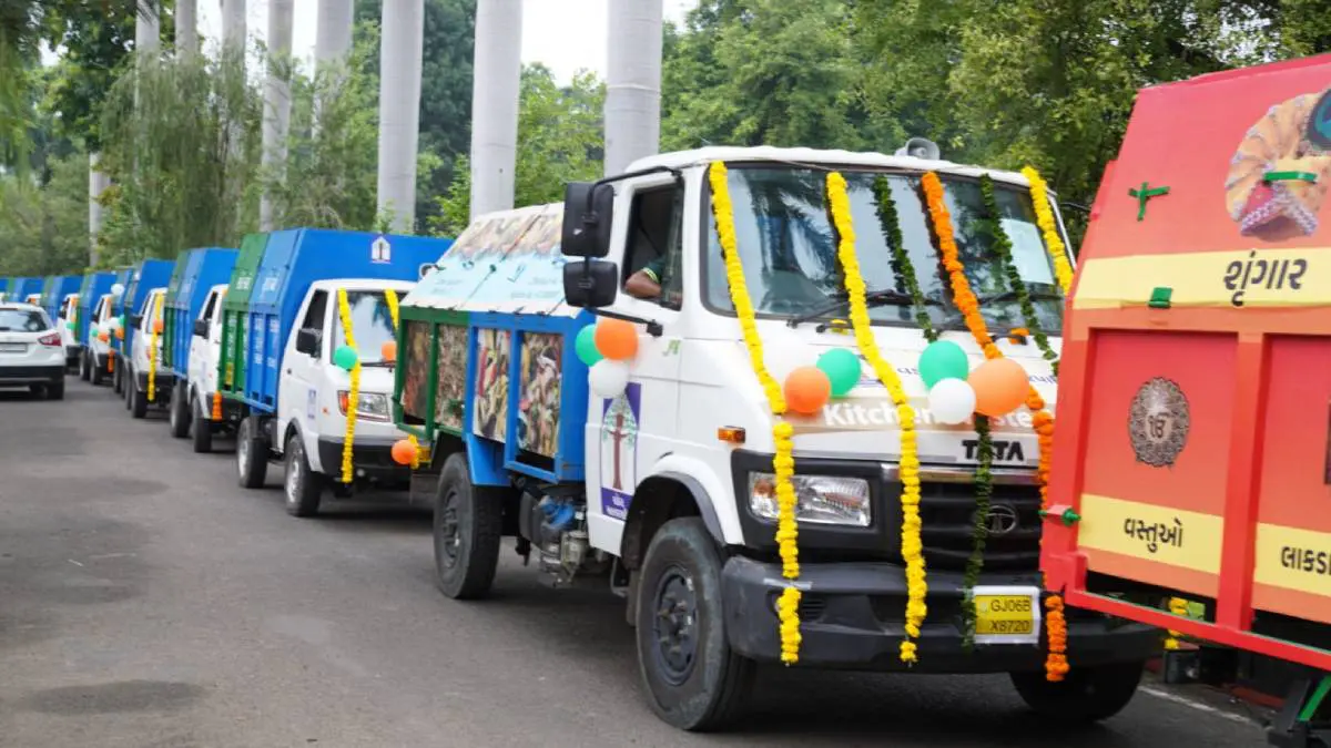 vadodara-news-flag-of-166-door-to-door-garbage-collection-car-on-independence-day-586117