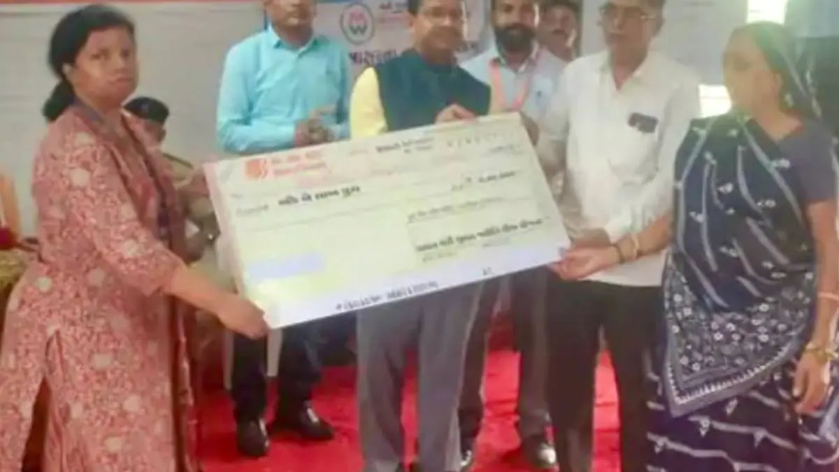 anand-news-ahmedabad-plane-crash-victim-family-get-rs-2-lakh-chaque-under-pradhan-mantri-jeevan-jyoti-bima-yojana-586488