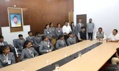 તાપી કે તારેઃ 28 આદિવાસી બાળકો ઈસરોનો પ્રવાસ પૂર્ણ કરી સુરત પહોંચ્યા, મંત્રીઓએ એરપોર્ટ પર વિદ્યાર્થીઓ સાથે સંવાદ કરી રોચક અનુભવો જાણ્યા