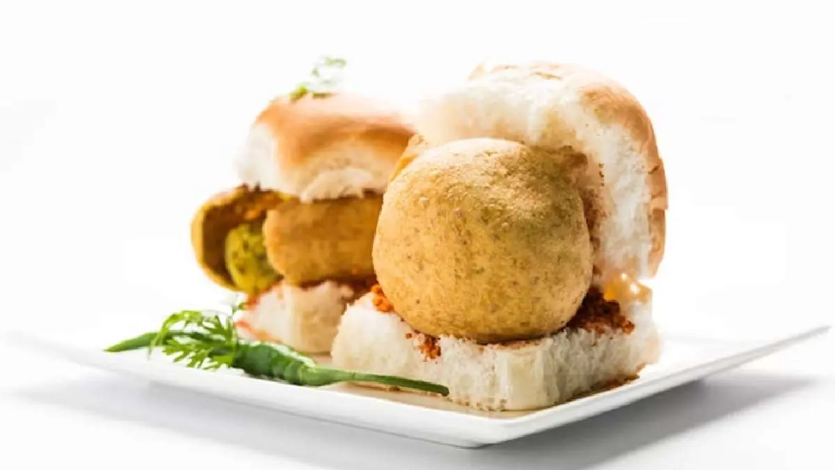 mumbai-style-vada-pav-recipe-with-dry-garlic-chutney-589455
