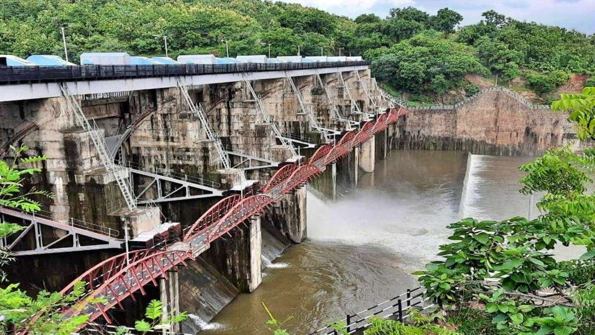 halol-rain-two-gates-opened-as-water-inflow-increases-in-dev-reservoir-alert-issued-to-coastal-villages-594154