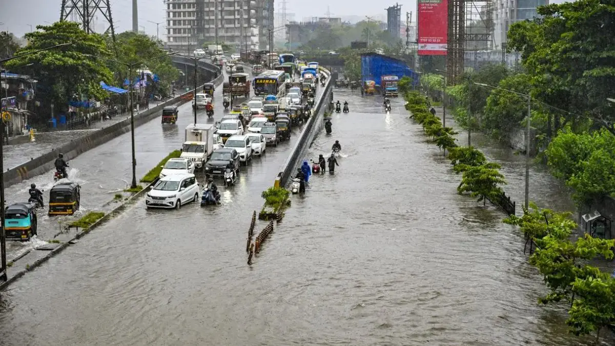 mumbai-rains-red-orange-alert-for-many-areas-including-mumbai-heavy-rains-cause-local-trains-to-be-stopped-highways-to-be-jammed-flights-to-be-diverted-chaos-all-around-588309