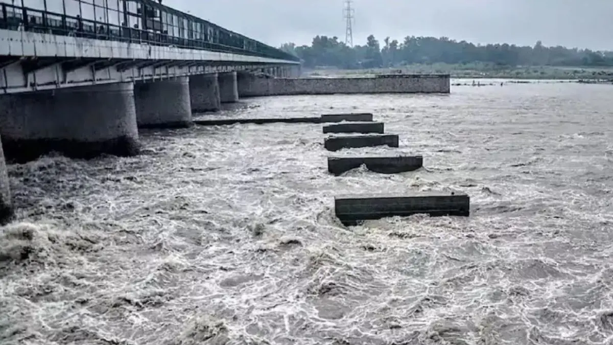 water-level-of-yamuna-river-above-warning-level-flood-threat-increases-in-delhi-592322