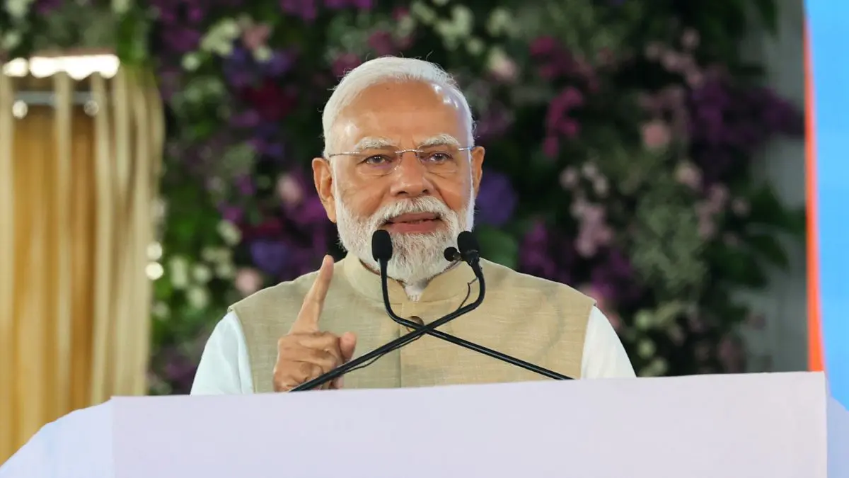 pm-modi-in-gujarat-said-on-vocal-for-locali-dont-care-about-dollars-or-pounds-592142