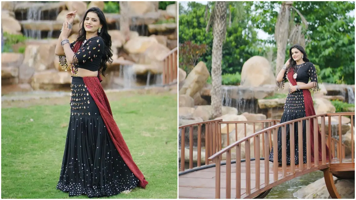 singer-rajal-barot-in-navratri-outfit-shares-pictures-in-black-chaniya-choli-590630