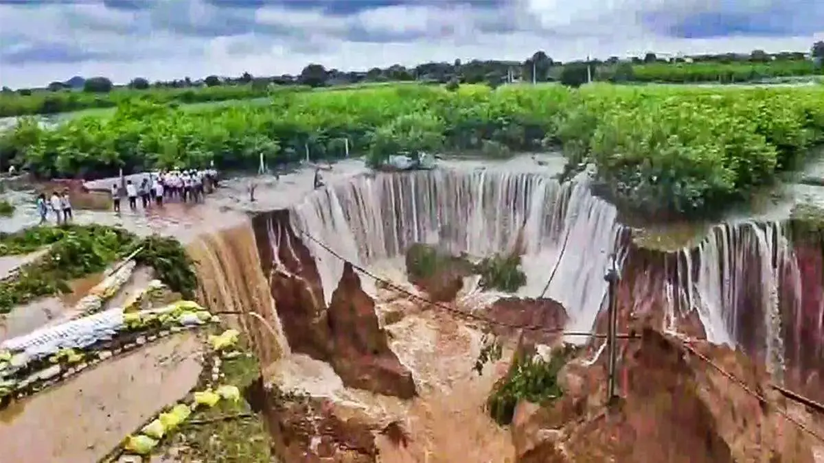 heavy-rains-in-rajasthan-land-sank-55-feet-due-to-dam-overflow-in-sawai-madhopur-591407