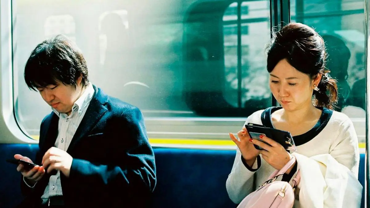 smartphone-ban-in-japan-now-you-can-use-the-phone-only-for-2-hours-a-day-what-is-the-new-rule-593319