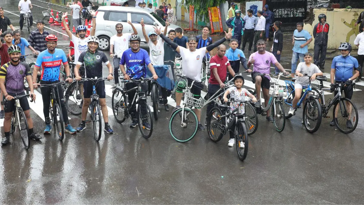 surats-sunday-on-cycle-cyclothon-flagged-off-by-union-minister-cr-patil-594734