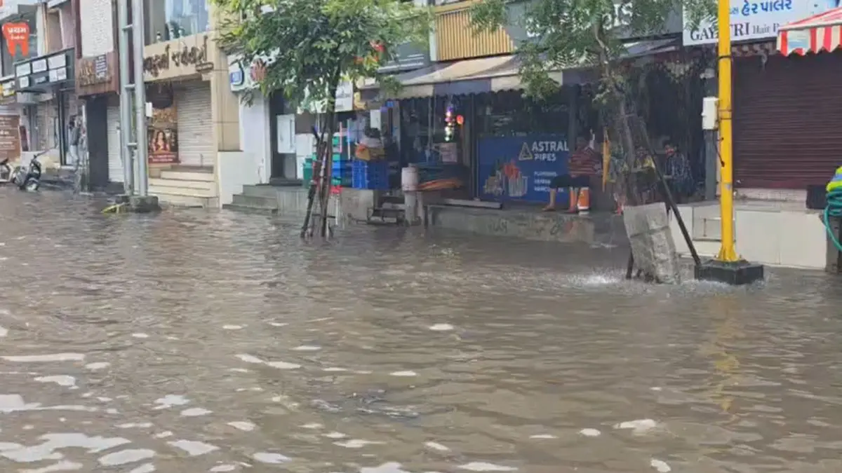 heavy-rains-lash-surat-waterlogging-reported-in-vedroad-gurukul-and-katargam-areas-588615