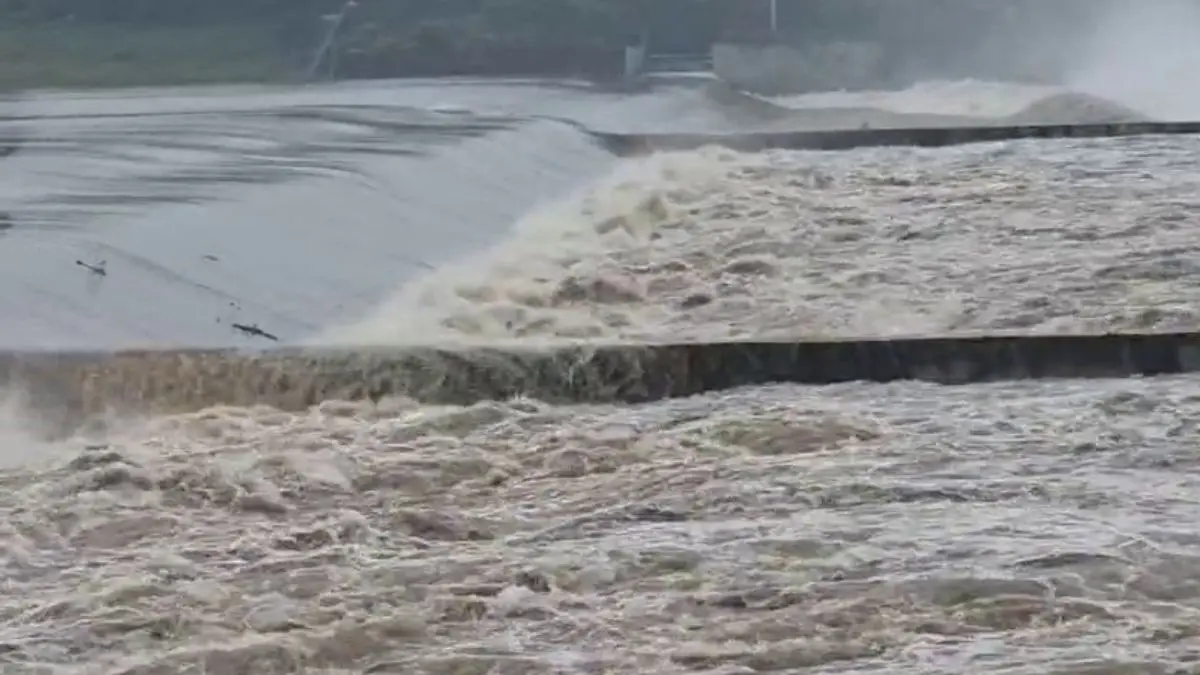 Surat Rain: સુરતમાં તાપી નદી બે કાંઠે વહી, ઉકાઈ ડેમમાંથી 95 હજાર કયુસેક પાણી છોડાયું