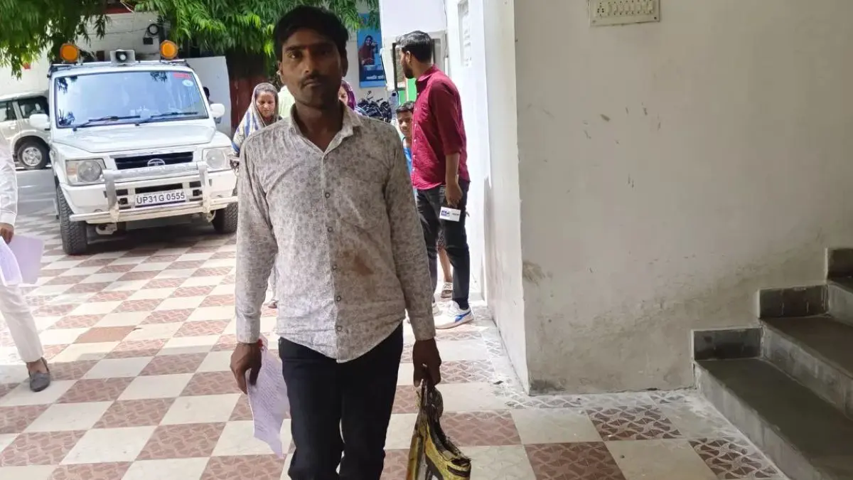 up-news-father-reaches-collectors-office-with-sons-body-in-a-bag-says-hospital-staff-killed-him-dm-orders-strict-action-590177