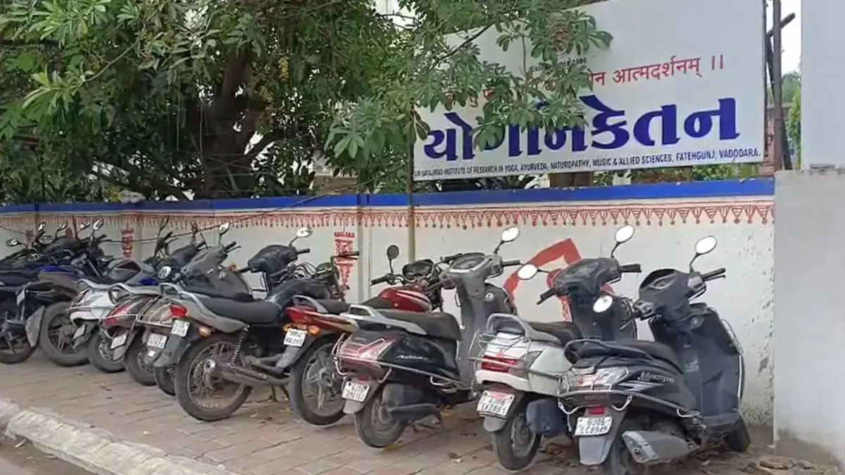 Vadodara News: વડોદરામાં પાર્કિંગ સમસ્યા વિકટ, ફૂટપાથ ટુ-વ્હીલર ચાલકો માટે પાર્કિંગ ઝોનમાં ફેરવાયા