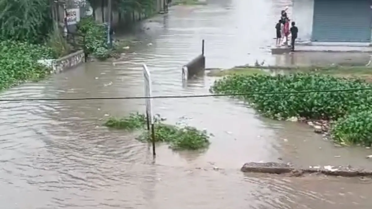 vadodara-heavy-rain-traffic-disrupted-as-bajwa-chhani-underpass-waterlogging-594306