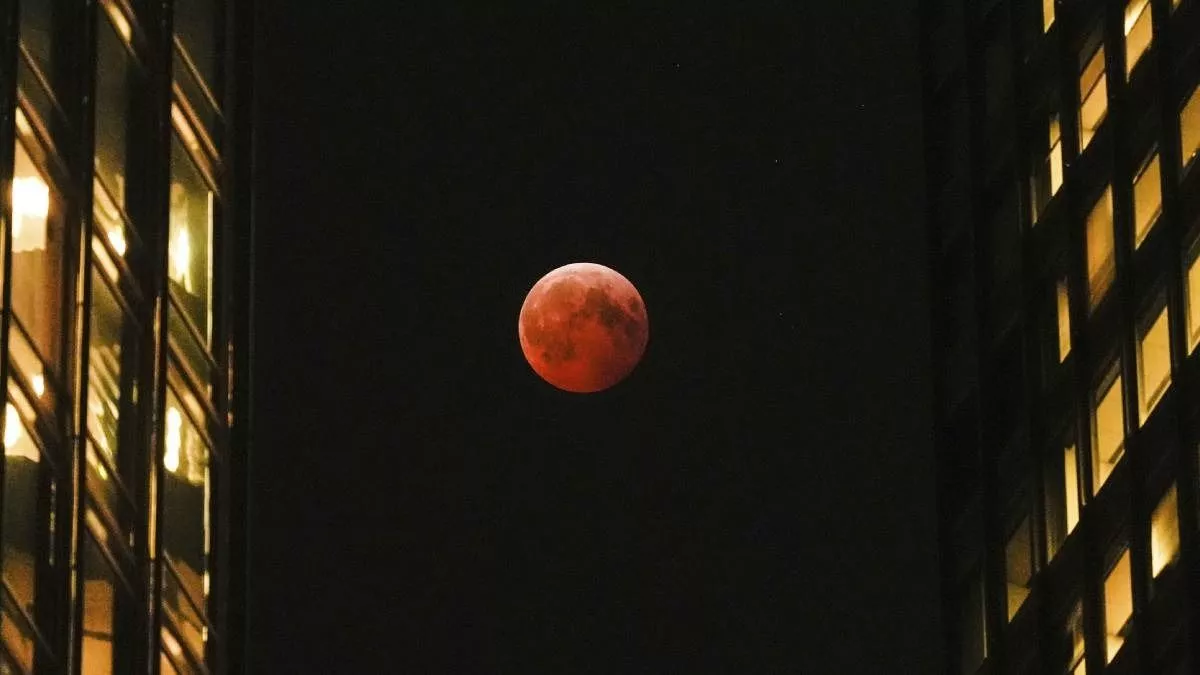 chandra-grahan-2025-photos-lunar-eclipse-amazing-view-in-the-sky-watch-599201