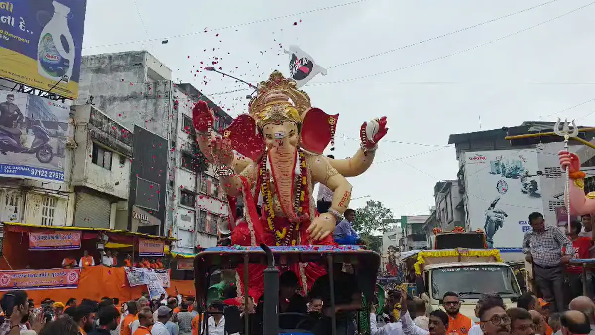 ganesh-idol-immersion-begins-in-surat-with-chants-of-ganpati-bappa-morya-and-agale-baras-tu-jaldi-aa-echoing-across-the-city-598468