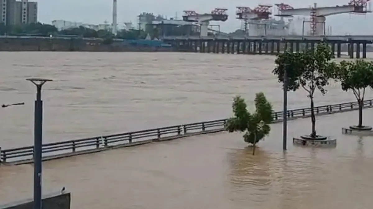 gujarat-rain-waterlogging-situation-in-gujarat-due-to-continuous-rain-since-yesterday-evening-heavy-rain-forecast-in-more-than-27-districts-598865