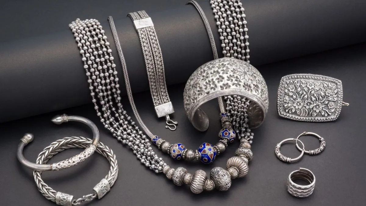 silver-price-today-hits-record-rs-1-26-lakh-in-futures-trade-595468