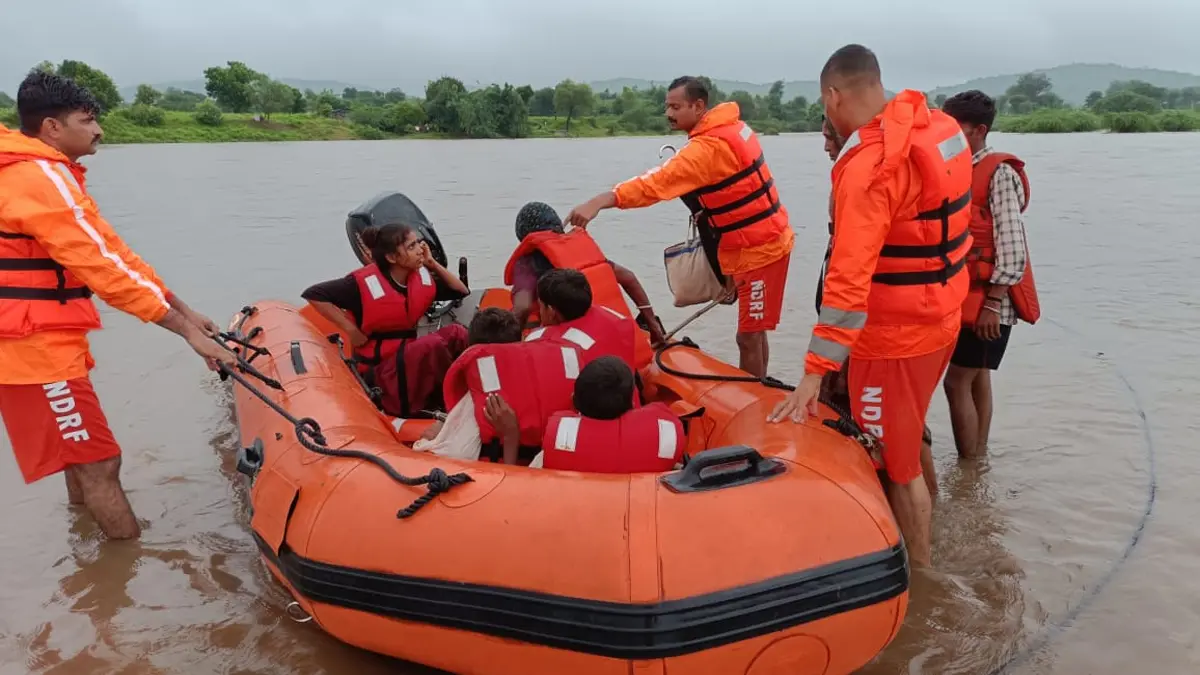 sabarkantha-rain-ndrf-successfully-rescues-9-people-trapped-in-sabarmati-river-ndrf-team-saves-lives-in-ratanpura-village-of-sabarkantha-598807