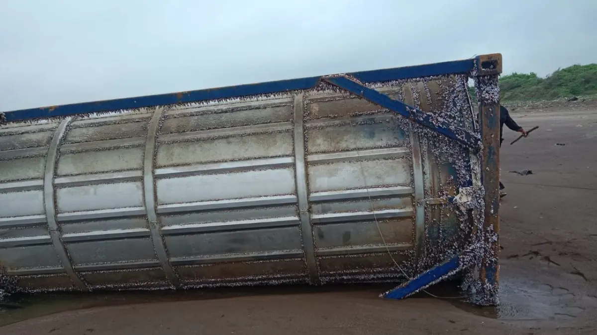 Navsari News: નવસારીના દાંડીના દરિયા કિનારે સતત બીજા દિવસે મળી આવ્યું કન્ટેનર, કસ્ટમ વિભાગને જાણ કરાઈ